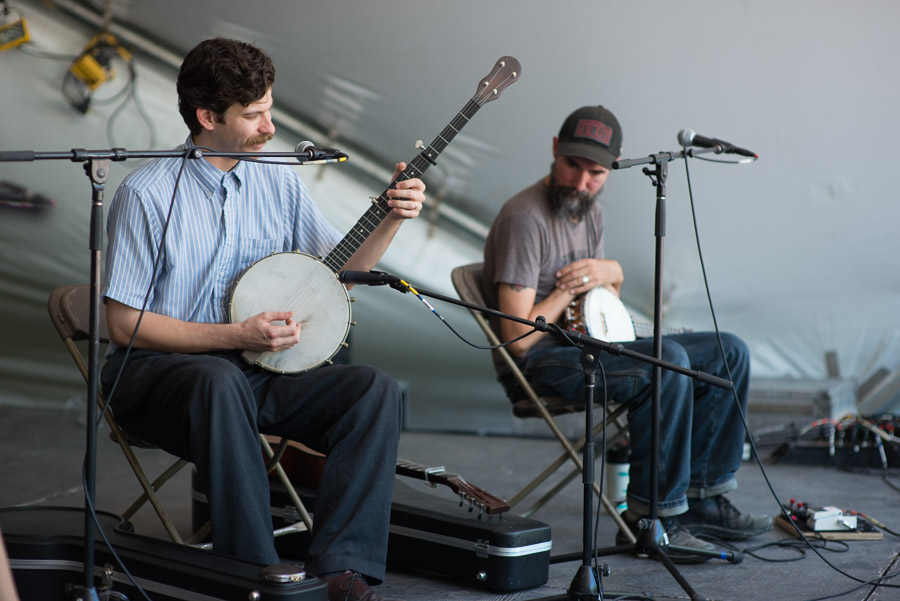 Frank Fairfield (left) and Matt The Electrician take turns on their banjos at the “Delusions Of Banjer” workshop.
